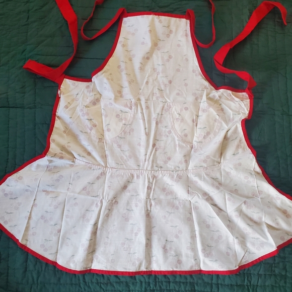 Apron covered in Cherries. NEW with Tags. Great Hostess gift! - Picture 5 of 6